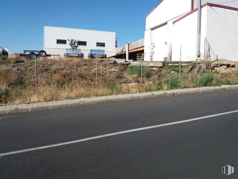 Land for sale at Polígono Industrial El Cerro, Segovia, 40006 with building, plant, sky, asphalt, land lot, road surface, grass, residential area, tar and road around