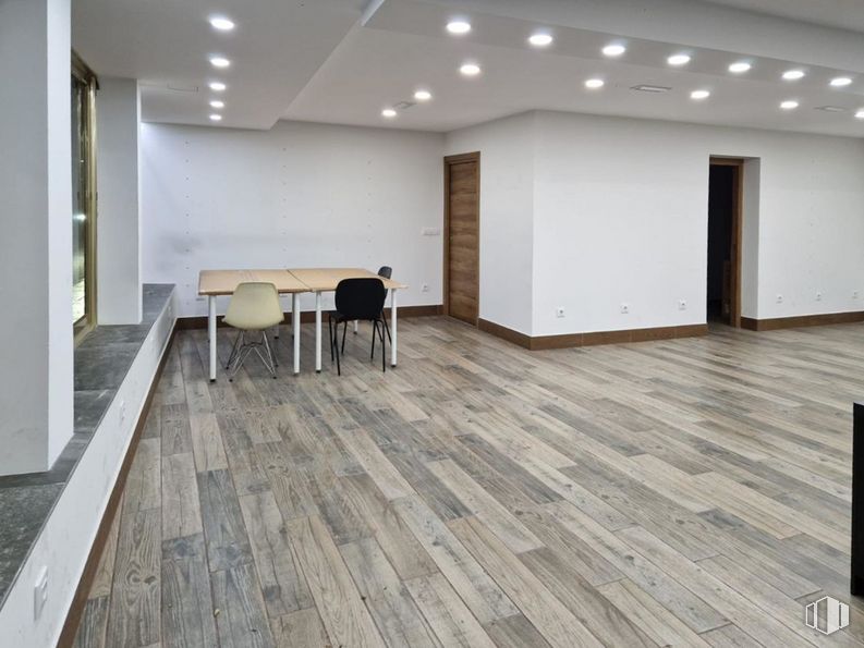 Retail for rent at Zona Pablo Iglesias, Parla, Madrid, 28980 with table, wood, hall, flooring, building, floor, wood stain, hardwood, real estate and laminate flooring around