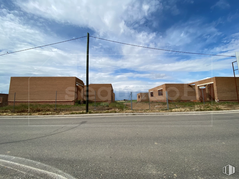 Land for sale at Zona Centro, Novés, Toledo, 45519 with house, cloud, sky, road surface, land lot, asphalt, plant, electricity, overhead power line and building around