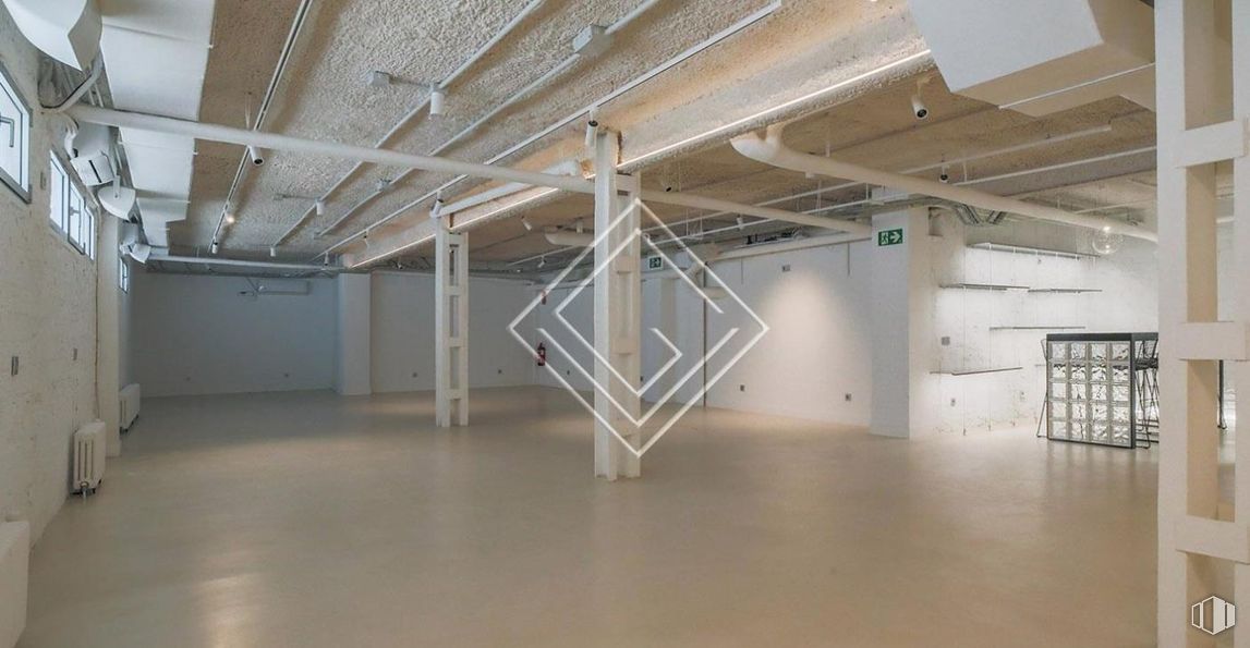 Retail for sale at Zona Vallehermoso, Chamberí, Madrid, 28003 with flooring, ceiling, floor, composite material, hall, concrete, transparency, daylighting, light fixture and plaster around