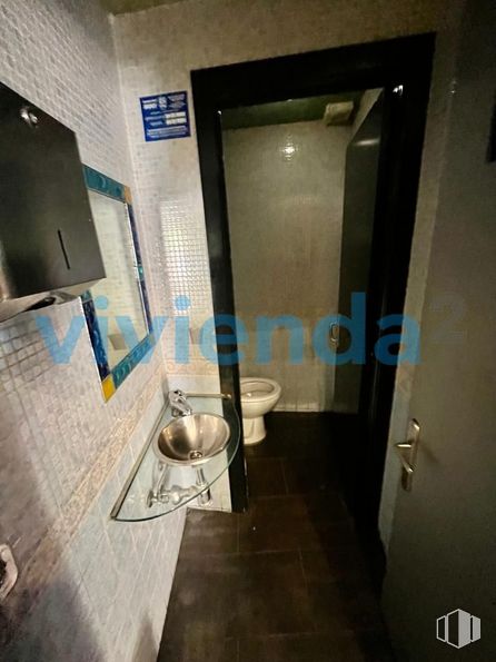 Retail for sale & for rent at Calle Suecia, 35, San Blas - Canillejas, Madrid, 28022 with toilet, building, bathroom, house, fixture, tile flooring, floor, flooring, plumbing fixture and television around