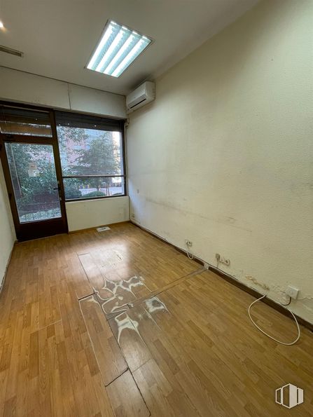 Local en alquiler en Barrio del Pilar, Fuencarral - El Pardo, Madrid, 28029 con ventana, edificio, madera, hall, suelos, suelo, casa, tinte para madera, madera dura y sombra alrededor