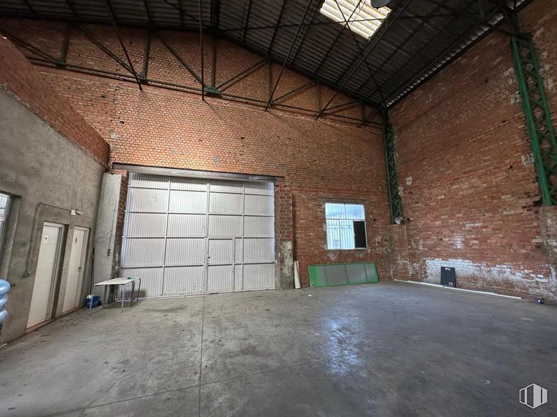 Industrial for rent at Polígono Industrial Industria Jardín, Villarejo de Salvanés, Madrid, 28590 with window, property, fixture, floor, wood, flooring, concrete, building, composite material and hall around