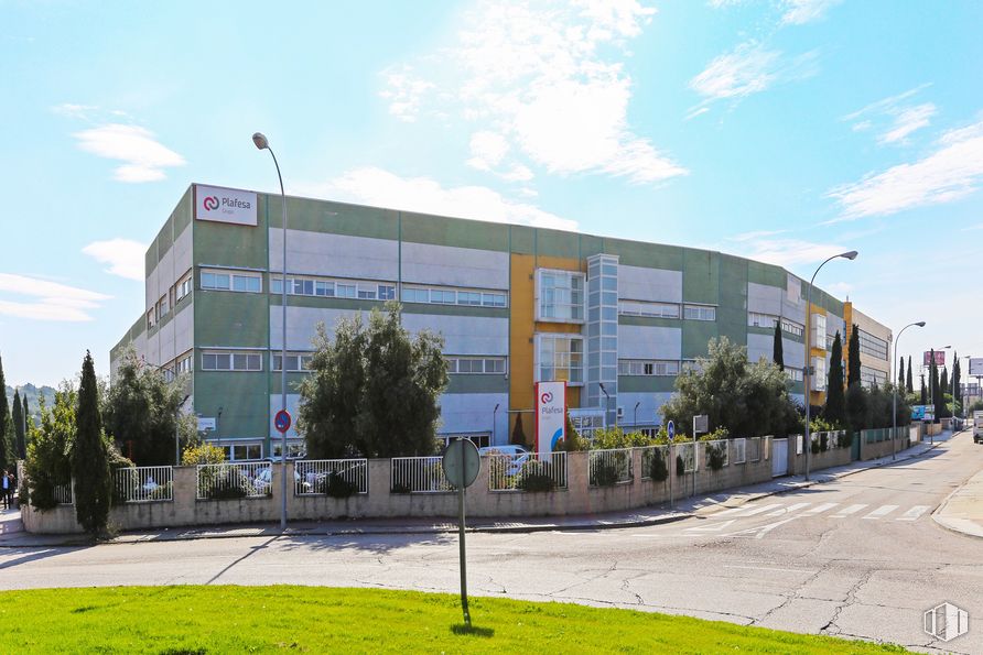 Local en venta en Calle Progreso, Getafe, Madrid, 28906 con edificio, nube, cielo, durante el día, planta, luz de la calle, árbol, diseño urbano, zona residencial y edificio comercial alrededor