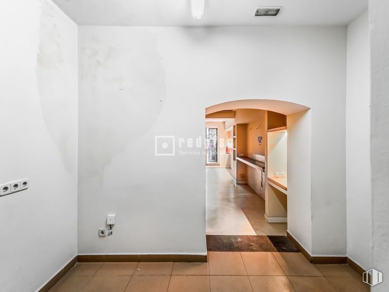 Retail for sale at Calle Ríos Rosas, Chamberí, Madrid, 28003 with flooring, floor, ceiling, tile flooring, tile, plaster, building material, hall, wood stain and light fixture around