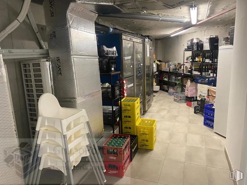 Retail for rent at Zona Viñas Viejas, Boadilla del Monte, Madrid, 28660 with packaged goods, property, interior design, building, floor, flooring, shelf, service, ceiling and room around