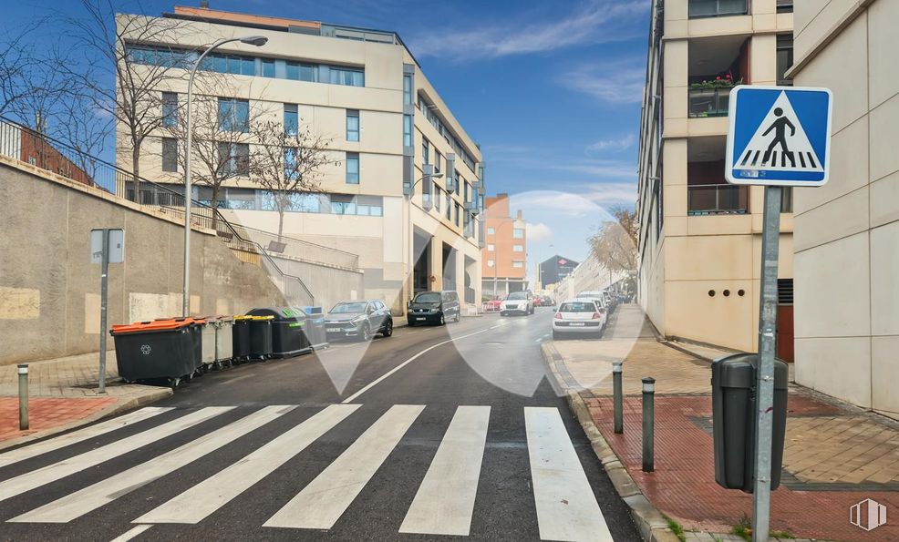 Retail for sale at Calle San Leopoldo, Tetuán, Madrid, 28029 with waste container, building, traffic sign, road surface, road, city, urban area, street, asphalt and neighbourhood around