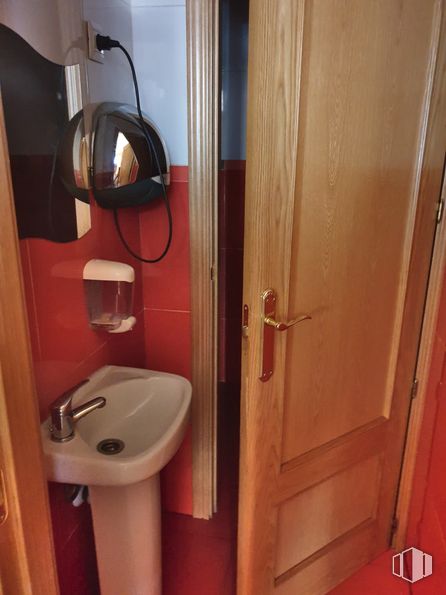 Local en venta en Calle Arijales, Parla, Madrid, 28980 con fregadero, marrón, accesorios de fontanería, lavabo, grifo, cuarto de baño, espejo, accesorio, madera y interiorismo alrededor