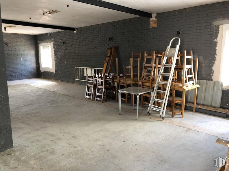 Retail for sale at Avenida Paz, 27, Orusco de Tajuña, Madrid, 28570 with wood, floor, flooring, chair, ladder, hardwood, hall, fixture, ceiling and metal around