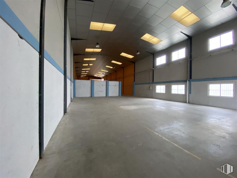 Industrial for sale at Calle Madera, 21, Carranque, Toledo, 45216 with window, light fixture, lighting, flooring, floor, ceiling, composite material, concrete, hall and design around