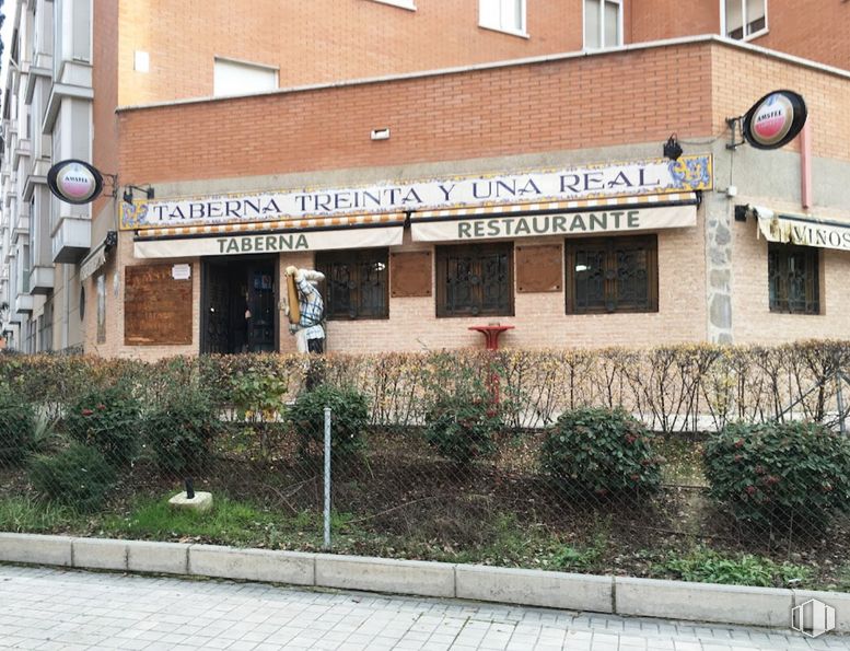 Local en venta en Calle Florencia, Moratalaz, Madrid, 28030 con edificio, ventana, planta, propiedad, barrio, pared, fuente, área residencial, fachada y bienes raíces alrededor