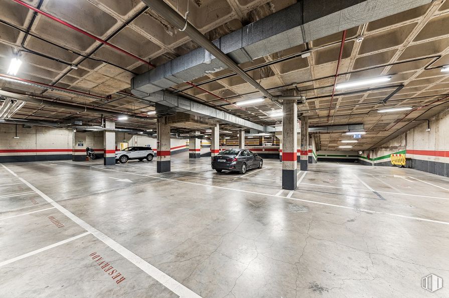 Office for rent at Calle Orduña, 2, Fuencarral - El Pardo, Madrid, 28034 with car, building, tire, vehicle, automotive design, floor, hall, parking, flooring and wheel around