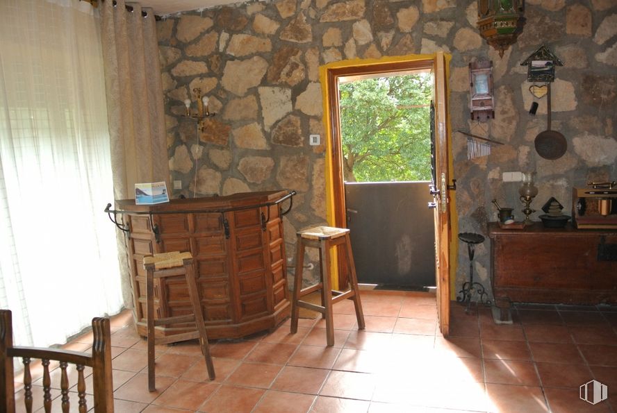 Retail for sale at Valle del Tiétar, Piedralaves, Ávila, 05540 with stool, cabinetry, property, table, furniture, window, wood, chair, building and curtain around