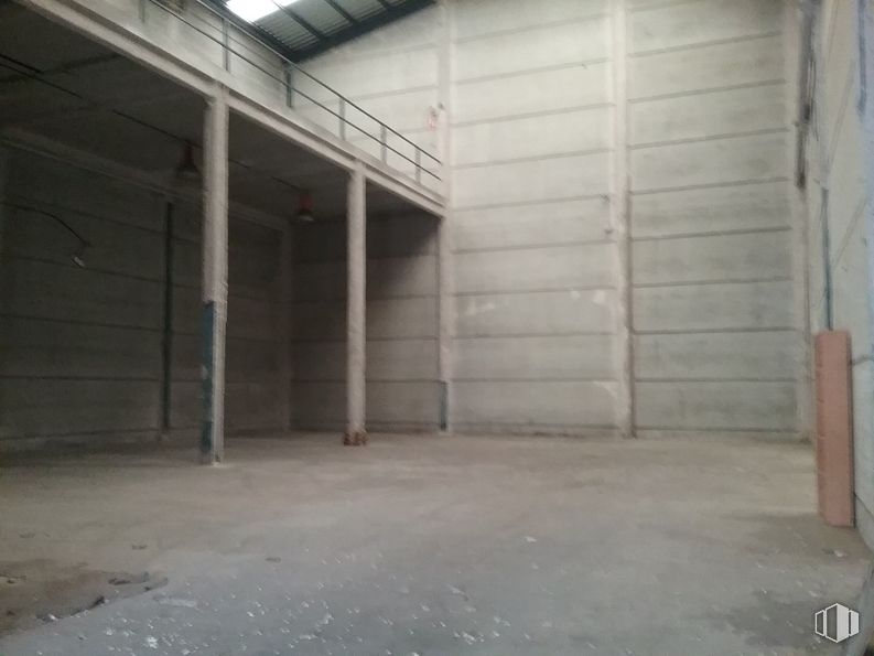 Industrial for sale at Calle Empleo, Getafe, Madrid, 28906 with wood, flooring, floor, composite material, hall, concrete, building material, ceiling, room and darkness around