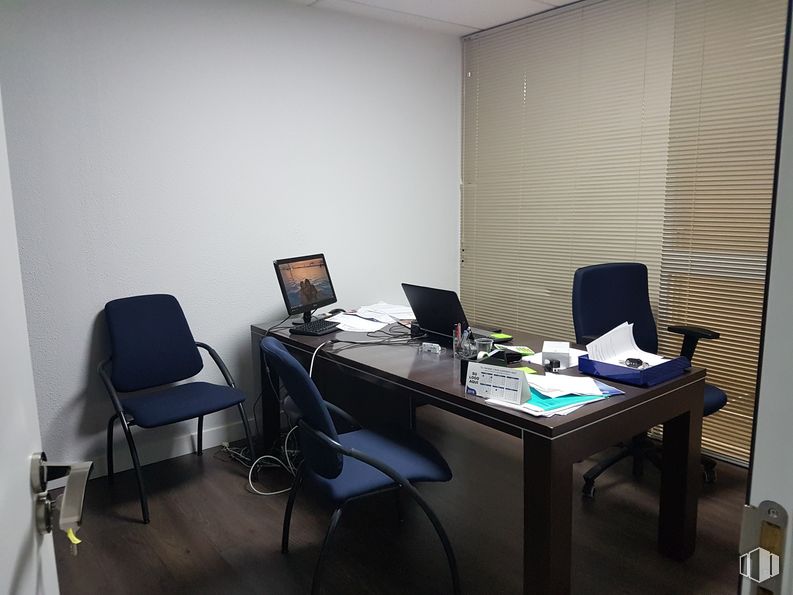 Office for rent at Calle Ronda del Poniente, Torrejón de Ardoz, Madrid, 28850 with chair, laptop, computer monitor, desk, table, computer, personal computer, furniture, computer desk, office chair and peripheral around