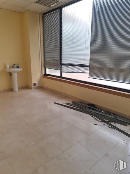 Local en alquiler en Zona centro, Valdemoro, Madrid, 28340 con persiana de la ventana, fregadero, ventana, edificio, madera, interiorismo, accesorio, sombra, suelo de baldosas y suelo alrededor