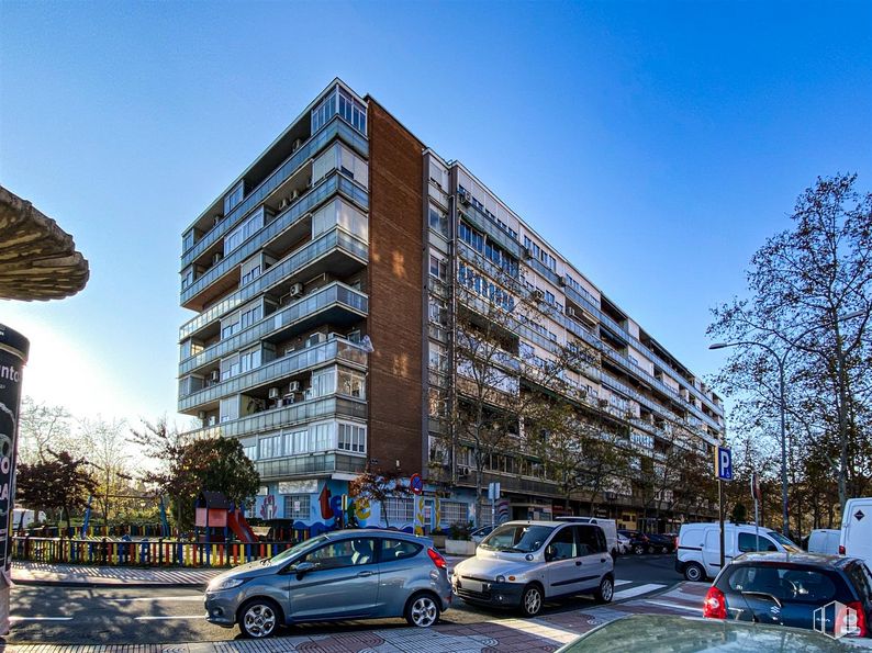 Local en venta en Calle Puentedeume, 6, Alcorcón, Madrid, 28925 con coche, edificio, camioneta, rueda, vehículo terrestre, cielo, neumático, propiedad, vehículo y árbol alrededor