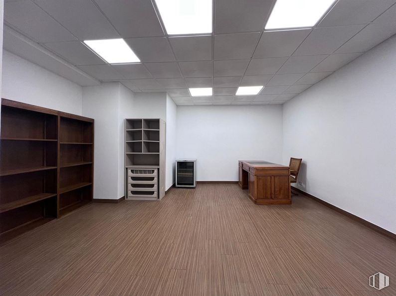 Retail for rent at Calle Cañas, 7, Ciudad Lineal, Madrid, 28016 with bookcase, desk, light fixture, furniture, flooring, floor, wood, ceiling, interior design and shelving around