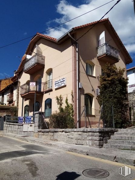 Retail for sale & for rent at Zona centro, Cercedilla, Madrid, 28470 with building, cloud, sky, property, plant, window, house, urban design, road surface and residential area around