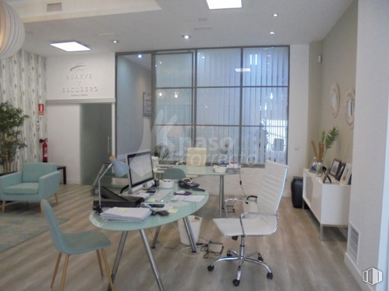 Oficina en alquiler y venta en Centro urbano, Getafe, Madrid, 28901 con silla, mesa, mueble, planta, edificio, planta de interior, silla de oficina, ventana, diseño de interiores y escritorio alrededor