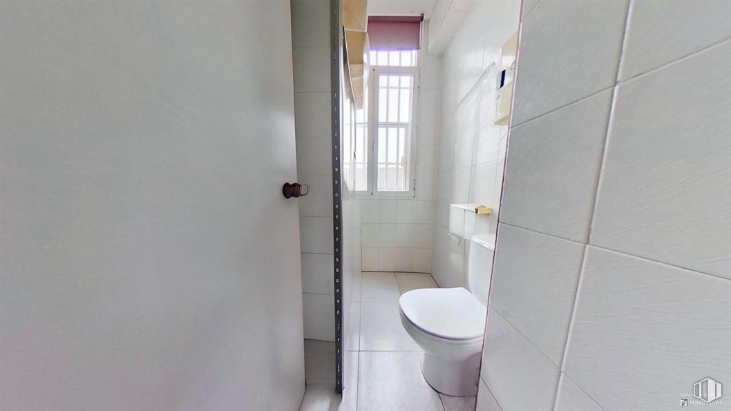 Office for rent at Calle Luis I, Villa de Vallecas, Madrid, 28031 with toilet, floor, flooring, toilet seat, plumbing fixture, bathroom, room, plumbing, tile and tile flooring around