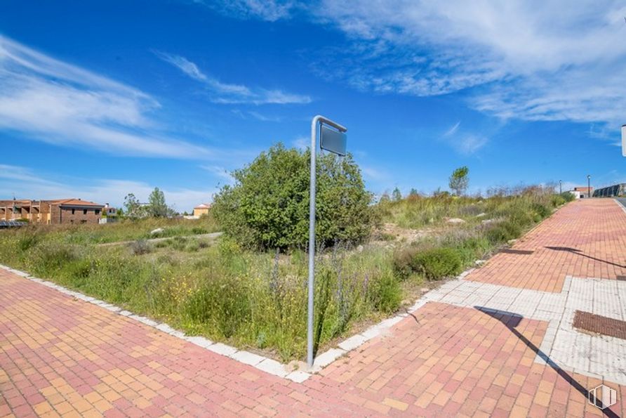 Land for sale at Calle Lisboa, Ávila, 05004 with house, sky, cloud, plant, ecoregion, blue, road surface, street light, natural landscape and land lot around