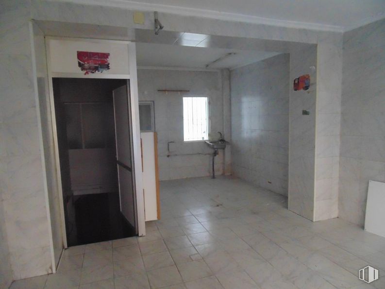 Retail for rent at Calle Virgen de Covadonga, Ávila, 05005 with window, fixture, door, building, house, floor, flooring, wood, hall and hardwood around