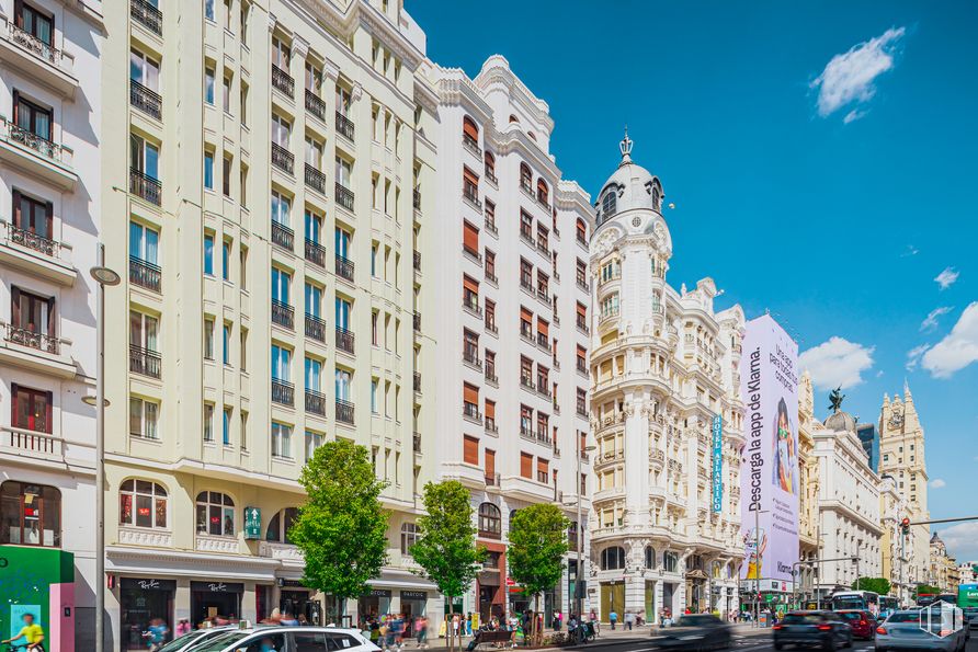 Oficina en alquiler en Calle Gran Vía, 40, Centro, Madrid, 28013 con edificio, cielo, nube, durante el día, coche, ventana, infraestructura, rueda, vehículo y diseño urbano alrededor