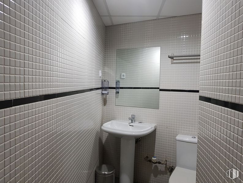 Office for sale at Calle Ricardo Ortiz, Ciudad Lineal, Madrid, 28017 with sink, toilet, property, mirror, building, tap, plumbing fixture, bathroom, black and interior design around