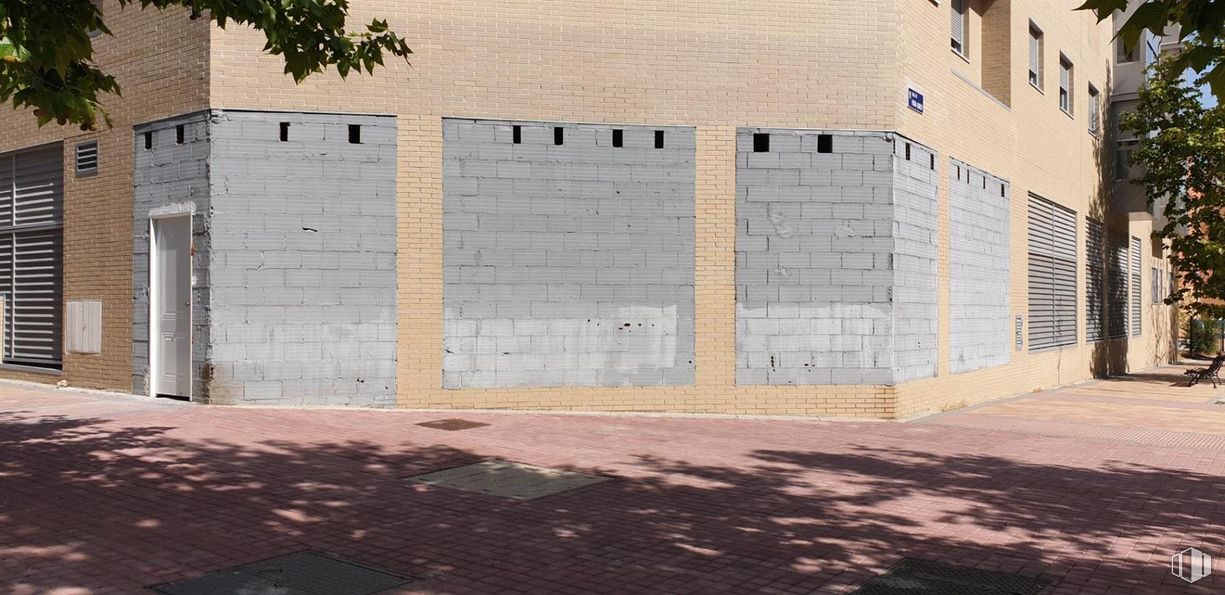 Retail for sale at Ensanche Vallecas, Villa de Vallecas, Madrid, 28031 with wall, composite material, urban design, brickwork, brick, concrete, sidewalk and building material around