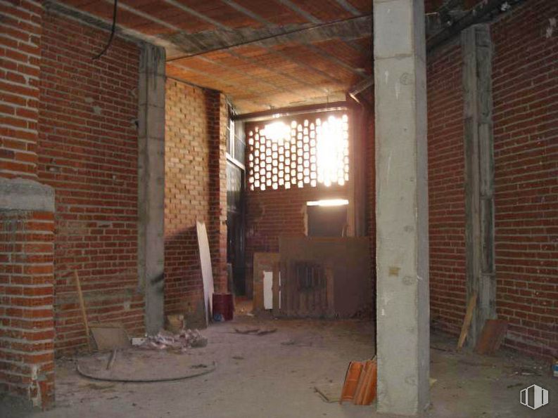 Retail for sale at Calle Padre Salmerón, Talavera de la Reina, Toledo, 45600 with window, building, brickwork, wood, brick, building material, gas, house, beam and city around