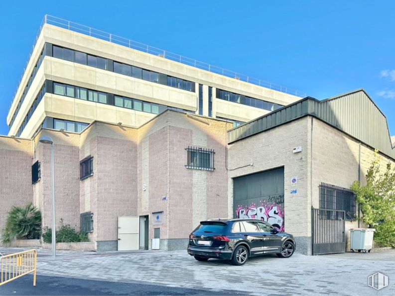 Nave en venta en Calle Tulipero, Carabanchel, Madrid, 28044 con coche, edificio comercial, aparcamiento, sede, sede social, coche ejecutivo, coche subcompacto, vehículo utilitario deportivo y aparcamiento alrededor