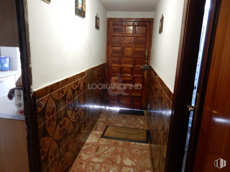 Retail for sale & for rent at Zona Santa Bárbara, Toledo, 45006 with cabinetry, brown, wood, fixture, floor, flooring, wood stain, hardwood, door and varnish around