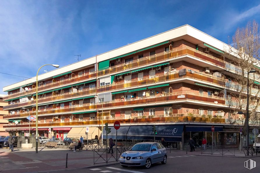 Local en alquiler en Calle Villardondiego, 39, Vicálvaro, Madrid, 28032 con coche, edificio, rueda, cielo, nube, neumático, vehículo, diseño urbano, condominio y bloque de torres alrededor