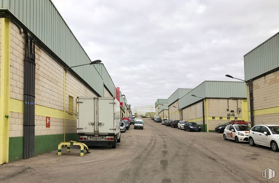 Industrial for rent at Polígono Industrial Albresa, Valdemoro, Madrid, 28342 with car, building, truck, automotive parking light, wheel, sky, tire, vehicle, cloud and infrastructure around