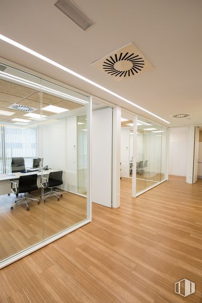 Oficina en alquiler en Edificio 1, Avenida Valdelaparra, 27, Alcobendas, Madrid, 28100 con silla, edificio, accesorio, mesa, diseño de interiores, arquitectura, madera, exterior automotriz, puerta del vehiculo, piso y monitor de computadora alrededor