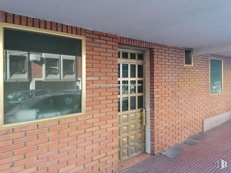 Retail for rent at Calle Santa Mónica, Alcalá de Henares, Madrid, 28804 with door, window, property, building, brickwork, brick, wood, fixture, flooring and vehicle around