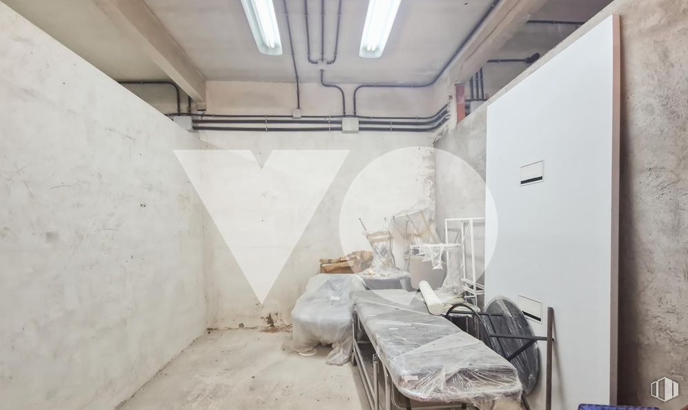 Retail for sale at Calle San Leopoldo, Tetuán, Madrid, 28029 with light fixture, lighting, flooring, floor, ceiling, composite material, concrete, silver, building material and plaster around