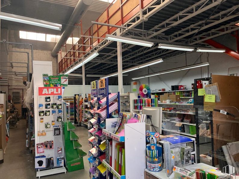 Industrial for rent at Calle Madera, Rivas-Vaciamadrid, Madrid, 28529 with packaged goods, product, publication, interior design, retail, shelving, shelf, trade, customer and flooring around