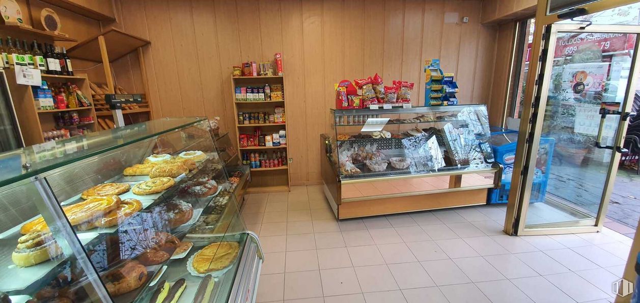 Local en venta en Calle Isla de Lobeira, Collado Villalba, Madrid, 28400 con comida, estante, archivar, diseño de interiores, almacenamiento de alimentos, madera, venta minorista, tienda de conveniencia, comida integral y vitrina alrededor