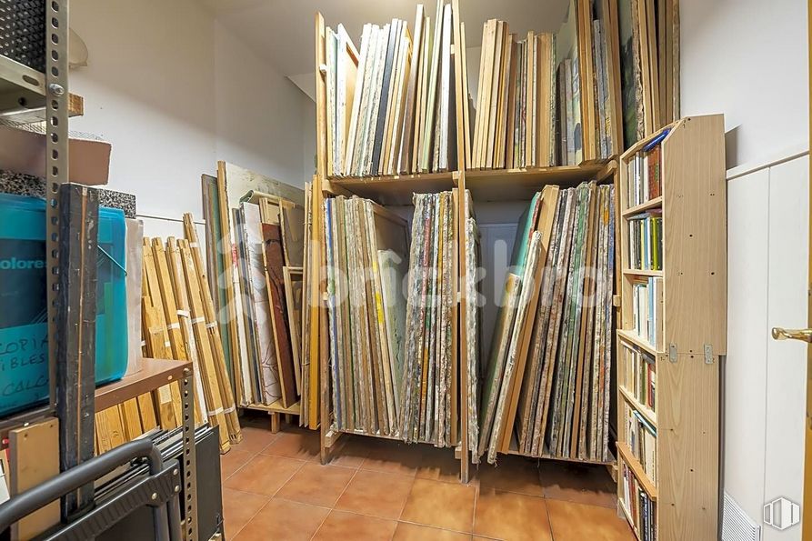 Retail for sale at Calle Juan Francisco Pascual, 2, Hortaleza, Madrid, 28033 with bookcase, building, furniture, shelf, publication, shelving, wood, book, interior design and floor around