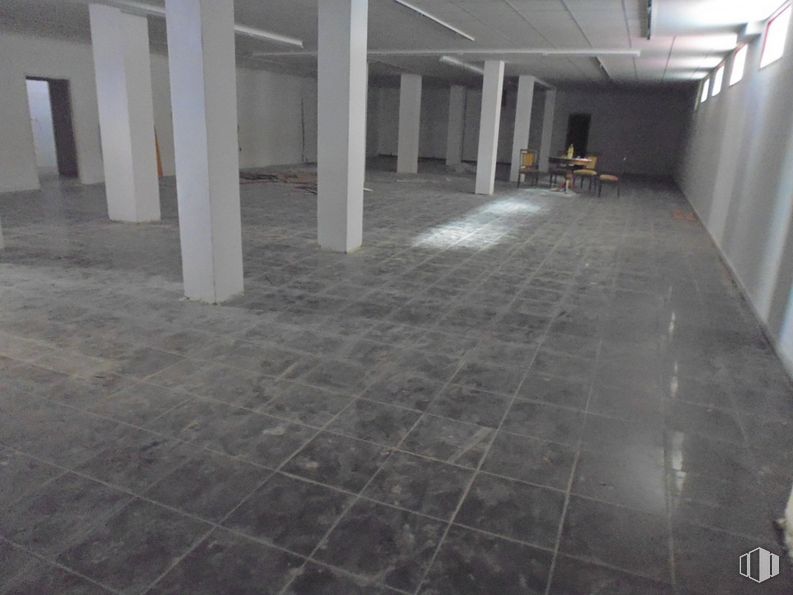 Retail for sale at Centro Urbano, San Sebastián de los Reyes, Madrid, 28703 with tile flooring, floor, flooring, road surface, grey, building material, composite material, fixture, hall and concrete around