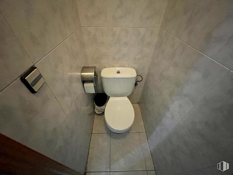 Retail for sale at Avenida Juventud, Ávila, 05003 with toilet, toilet seat, plumbing fixture, bathroom, wood, urinal, floor, flooring, plumbing and tile flooring around