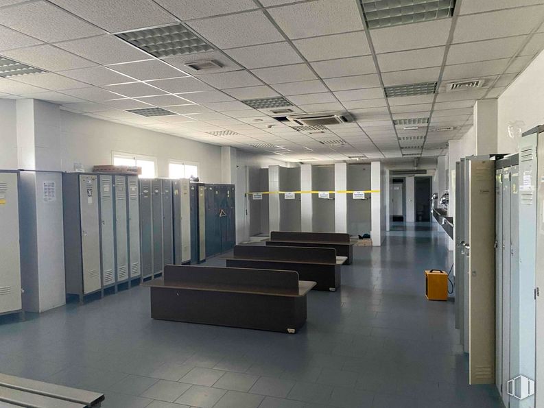 Industrial for sale at Zona industrial, Arganda del Rey, Madrid, 28500 with furniture, building, fixture, flooring, floor, ceiling, hall, door, city and bench around