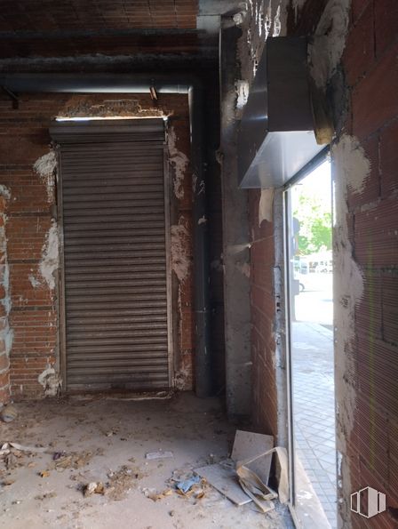 Local en alquiler y venta en Avenida Fresnos, 25 , Torrejón de Ardoz, Madrid, 28850 con alumbrado, persiana de la ventana, accesorio, madera, edificio, puerta, gas, material de construcción, material compuesto y albañilería alrededor