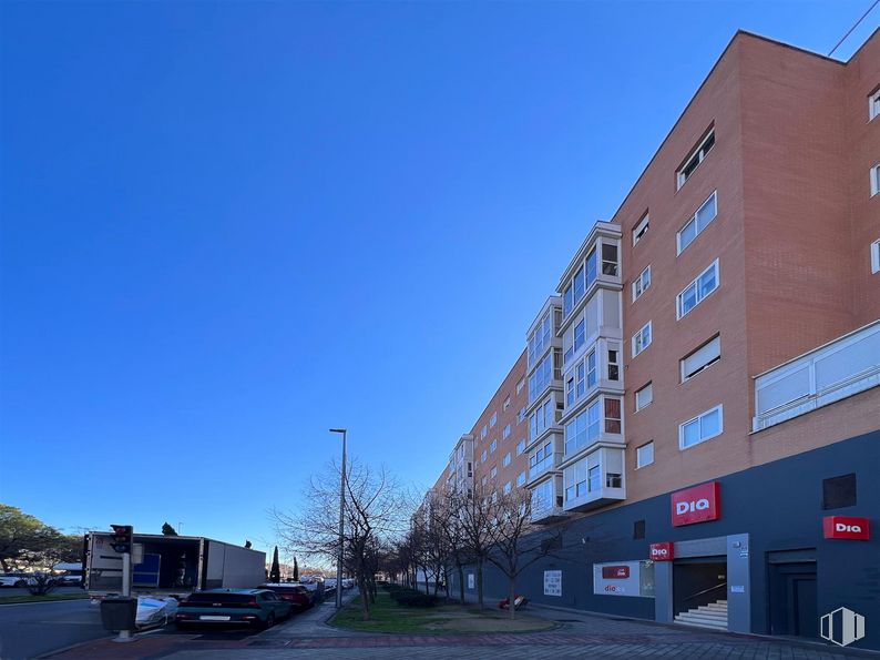 Nave en venta en Calle Sitio del Escorial, 4, Carabanchel, Madrid, 28054 con edificio, coche, cielo, ventana, luz de la calle, árbol, planta, diseño urbano, superficie de la carretera y zona residencial alrededor