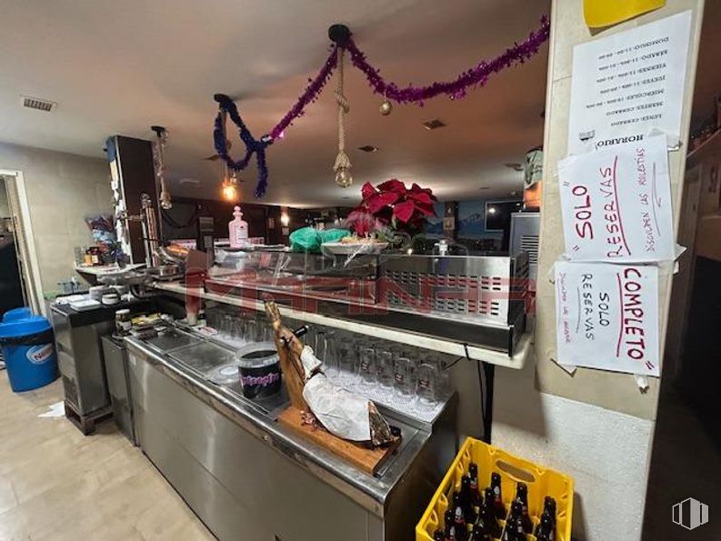 Local en venta en Centro, Seseña, Toledo, 45223 con interiorismo, comida, restaurante, buffet, encimera, venta al por menor, utensilios de cocina y repostería, lámpara, delicadeza y cocina alrededor