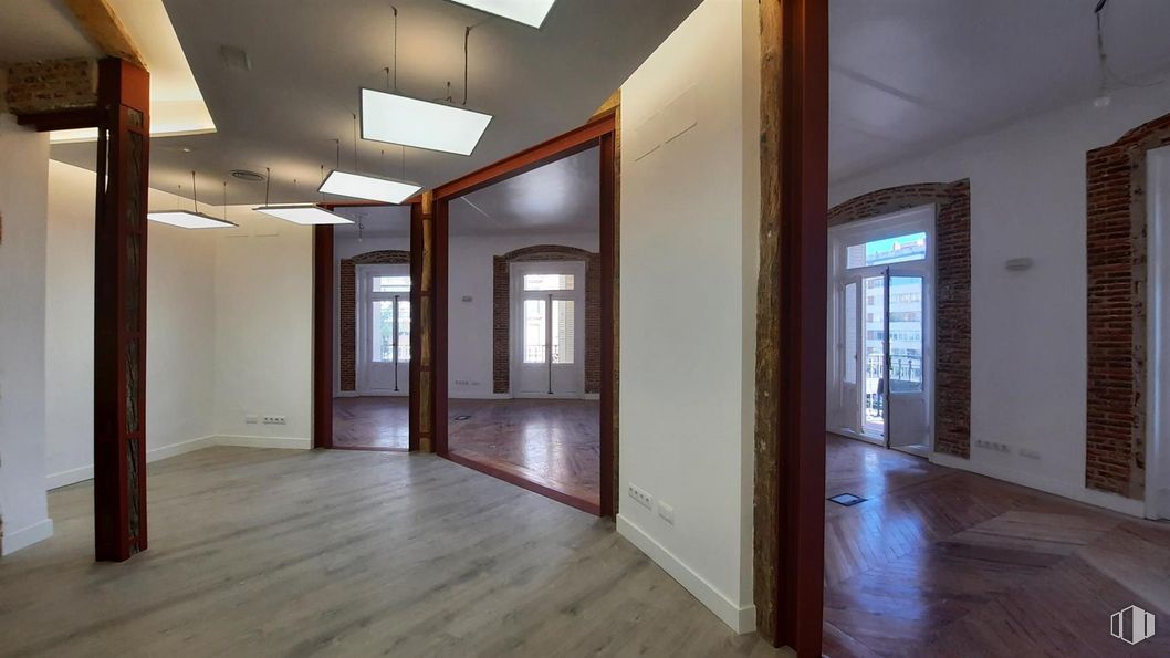 Oficina en alquiler en Glorieta Quevedo, Chamberí, Madrid, 28015 con lámpara, alumbrado, ventana, edificio, accesorio, hall, madera, interiorismo, suelos y inmobiliario alrededor