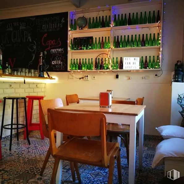 Local en alquiler en Ronda Segovia, Arganzuela, Madrid, 28005 con silla, mesa de cocina y comedor, mesa, taburete, botella, mueble, interiorismo, botella de vidrio, vajilla y estante alrededor