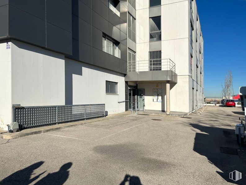 Oficina en venta en Calle San Rafael, Alcobendas, Madrid, 28108 con edificio, ventana, cielo, asfalto, superficie de la carretera, diseño urbano, neumático, fachada, zona residencial y inmobiliario alrededor